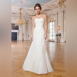 Elegant Strapless White A-Line Wedding Dress with Sweetheart Neckline